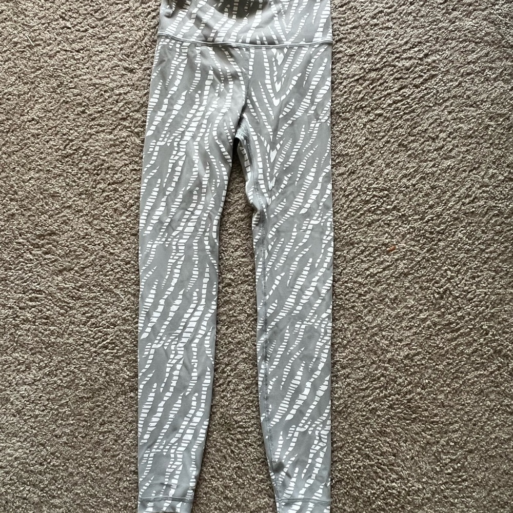Gray & White Patterned Leggings
